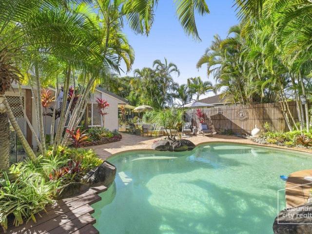 Hidden Paradise Moments to Beaches, Shops & Schools