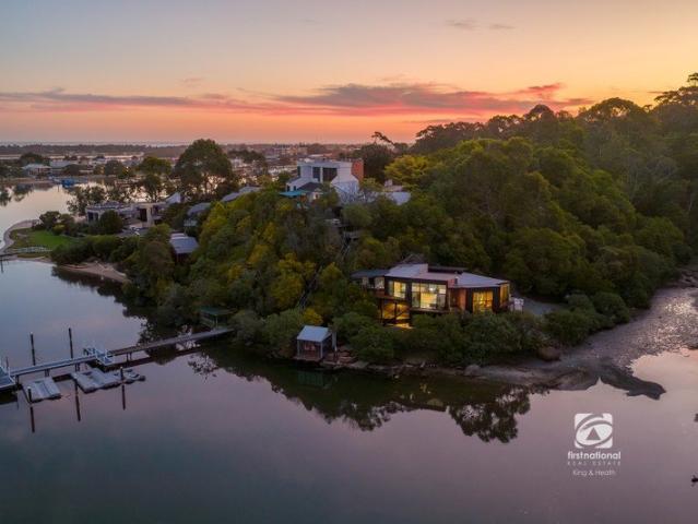 HIDEAWAY UNIQUE WATERFRONT RETREAT