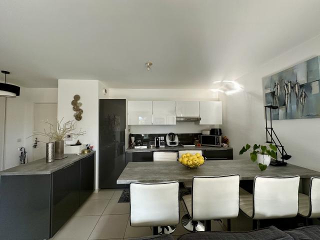 HIDRI IMMO PLUS vous propose en Exclusivité un appartement avec grande terrasse plein Sud à Grenoble