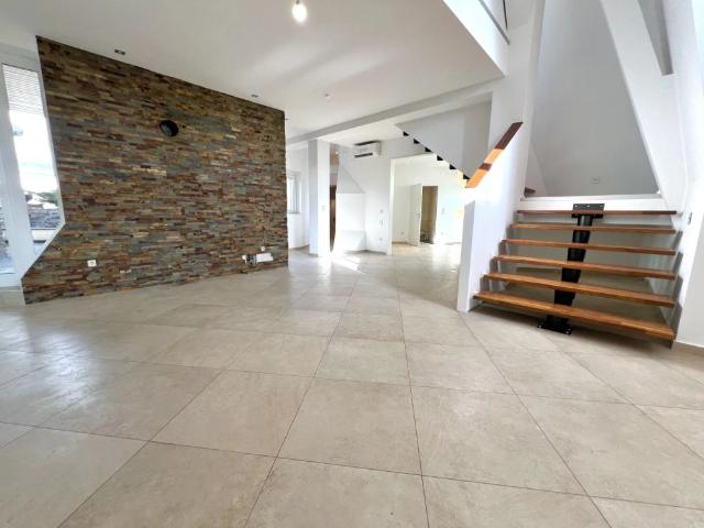 Hier bleiben keine Wünsche offen Exklusive Maisonette mit 44m² Terrasse nahe Naschmarkt zu mieten!
