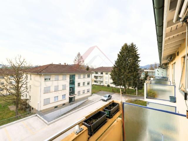 Hier fühlen sich Familien wohl 4.5 Zimmer Wohnung mit Balkon & Spielplatz