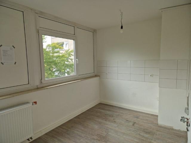 Hier fühlen Sie sich wohl und genießen den Ausblick: renoverte 3 Zimmer Wohnung mir Balkon!