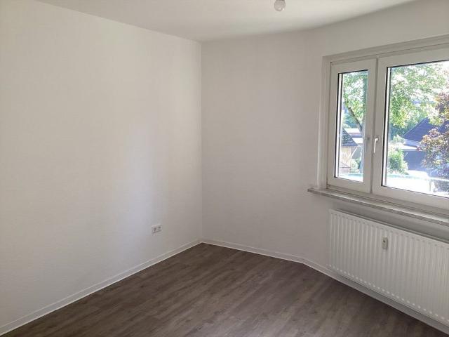 Hier findet jeder seinen Platz: renovierte 3 Zimmer Wohnung mit Balkon