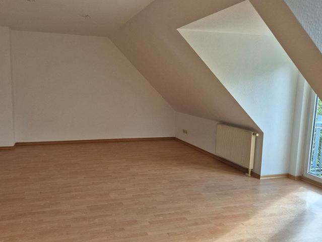Hier ist Ihre/Deine erste kleine Wohnung im Dachgeschoss