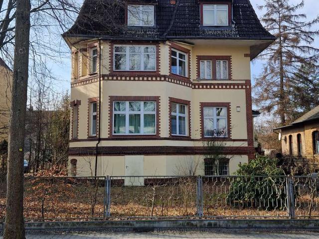 Hier können Sie Ihre Träume von einem Mehrgenerationenhaus noch verwirklichen!
