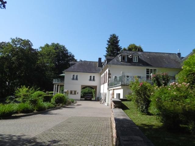 HIER KÖNNEN SIE RESIDIEREN AUF HÖCHSTEM NIVEAU MIT EIGENEM EINZIGARTIGEM PARK * EIGENEM AUSSEN POOL usvm.! ZUSÄTZLICH MIT AUSSERGEWÖHNLICH ATTRAKTIVEN ZAHLUNGS MODALITÄTEN !