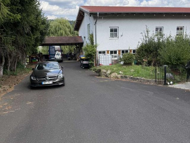 Hier schlägt das Macher Herz höher: Werkstatt & Wohnkomfort vereint!