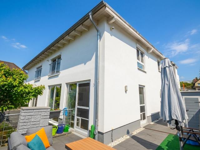 Hier wandert die Sonne mit: Energieeffizient jung modern!