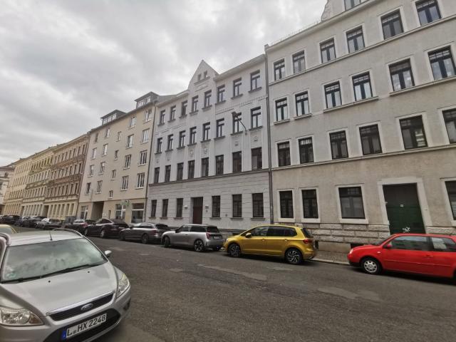 Hier wird frisch saniert! Schicke 2 Raumwohnung mit Balkon und großen Räumen!