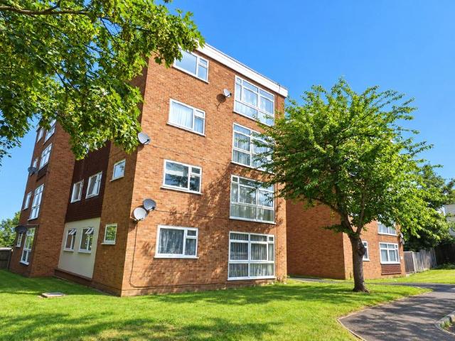 High Mead, Rayleigh, Essex, SS6 2 bed apartment to rent £1,300 pcm £300 pw