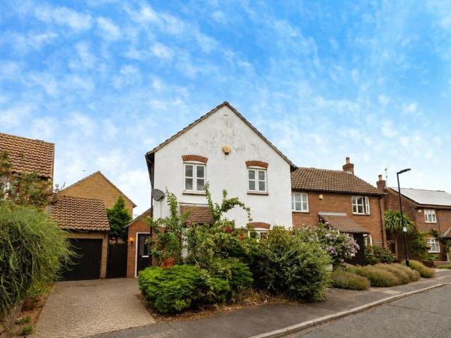 High Meads Road, London, E16 3 bed detached house to rent £2,300 pcm £531 pw