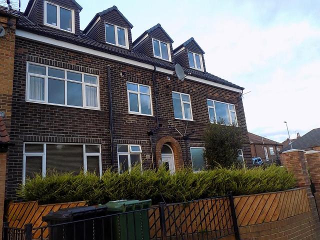 High Moor Crescent, Leeds, LS17 1 bed apartment to rent £825 pcm £190 pw