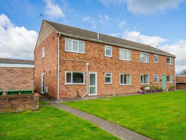 High Oaks, Stockton Lane, York, YO31 1LB 2 bed flat to rent £1,050 pcm £242 pw