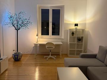 High ceilings and wooden flooring in a fully furnished 2 room period apartment in Cologne Nippes electricity, gas, and internet included