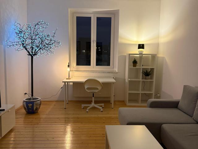 High ceilings and wooden flooring in a fully furnished 2 room period apartment in Cologne Nippes electricity, gas, and internet included