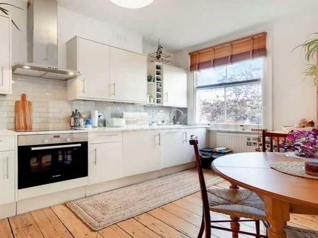 High ceilings wood floors within a period house mins to tube and shops