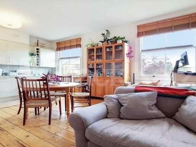 High ceilings wood floors within a period house mins to tube and shops