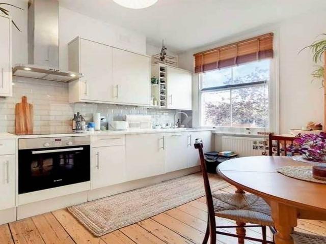 High ceilings wood floors within a period house mins to tube and shops
