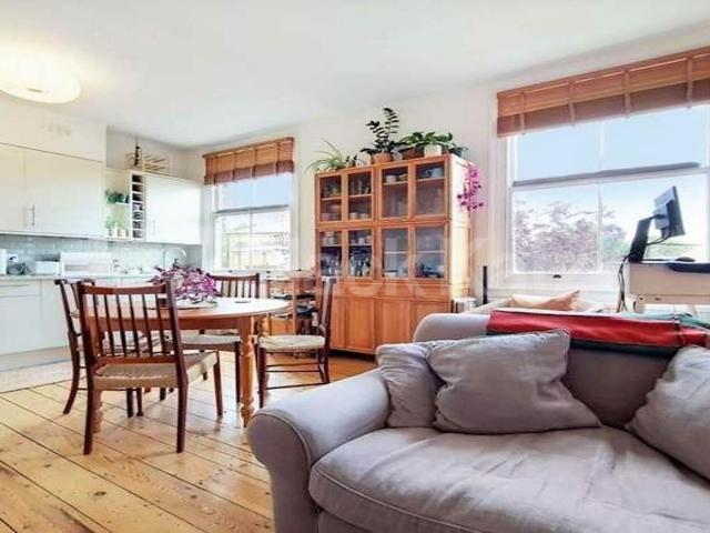 High ceilings wood floors within a period house mins to tube and shops