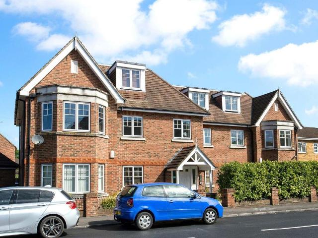 High Court, High Road, Byfleet KT14, 2 bed flat to rent, £1,650 pcm | PrimeLocation