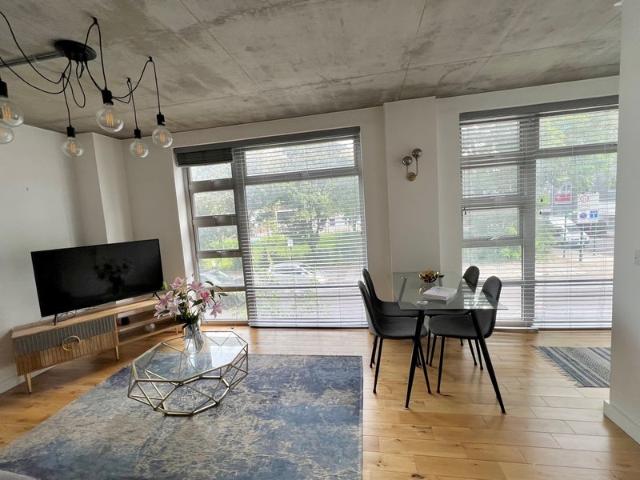 High end 2 bed flat, 10min Old St, Available 11.09