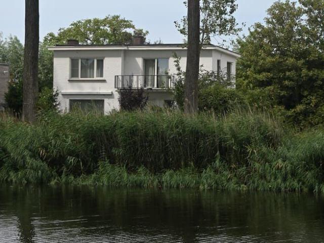 High end afgewerkte sixties villa aan Damse Vaart