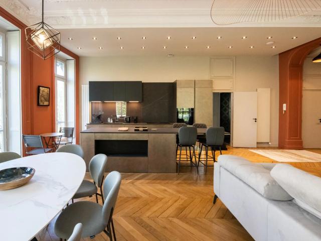 High end apartment in a luxury property, Lyon Amsterdam Apartments for Rent