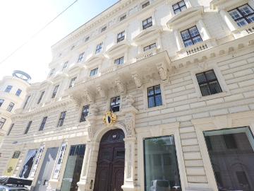 High end apartment in the city centre, located in a palace!