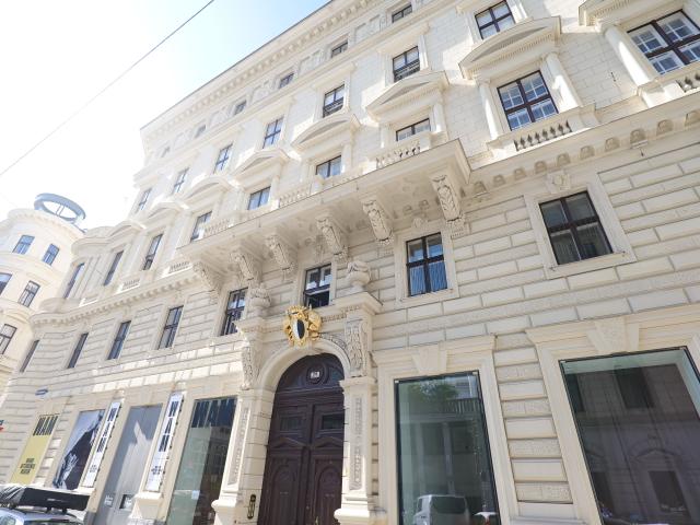 High end apartment in the city centre, located in a palace!