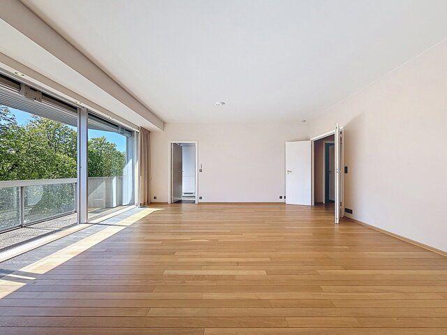 High end apartment with terraces & shared garden