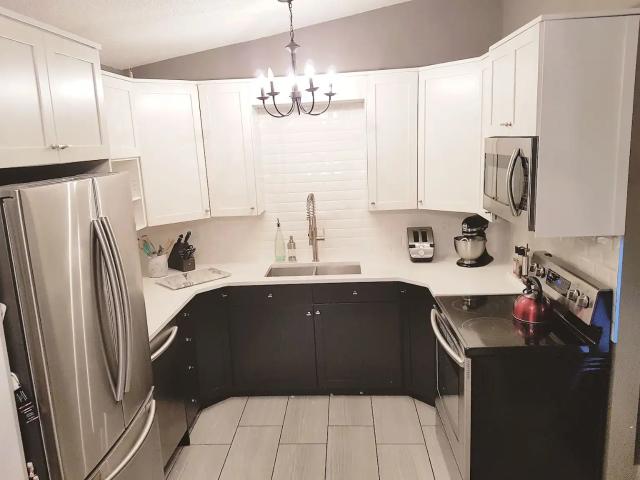 High End Designer Townhouse 2 Bedroom, 1 Bath with Vaulted Ceiling