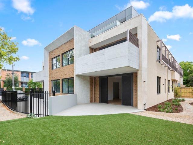 HIGH END EXECUTIVE RESIDENCE WITH LARGE BACK YARD | FLARE REAL ESTATE
