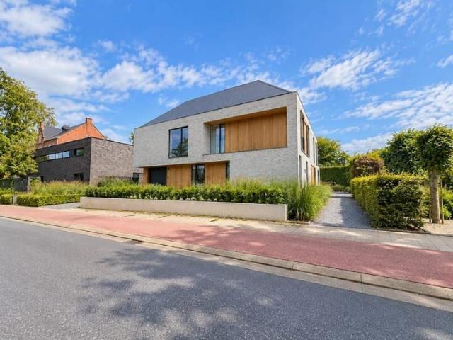 High end gelijkvloers appartement met tuin te Lembeke !