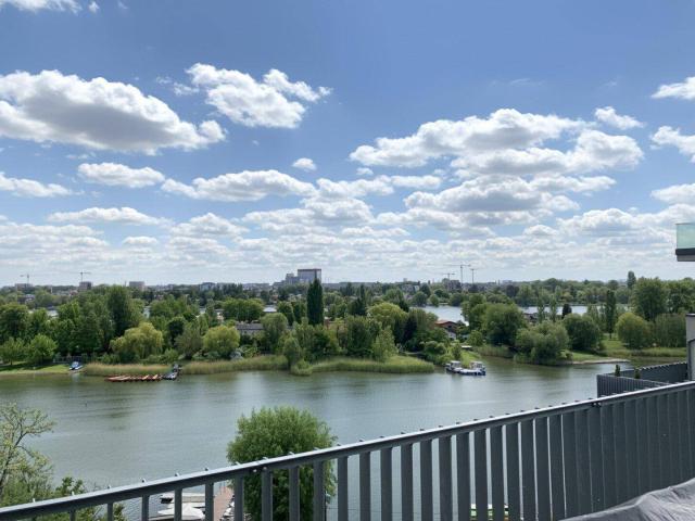 HIGH END LIVING * HOLIDAY FEELING DAHEIM * 4 ZIMMER DACHGESCHOSS * BALKON * ALTE DONAU * BESTE FACILITIES