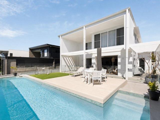 High End, Luxury Laden Designer Living in TOP Location