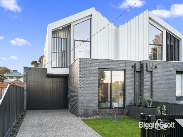 High End Luxury Townhouse in Family Orientated Location!