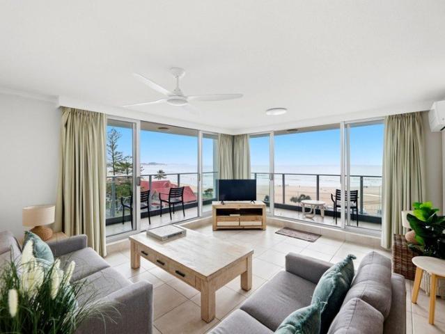 High floor, Corner, Beachfront 2 bedroom apartment in 'Kirra Gardens'