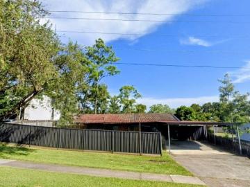 COMMERCIAL POTENTIAL* High Growth Ashmore Location Home Business and Dual Living Potential
