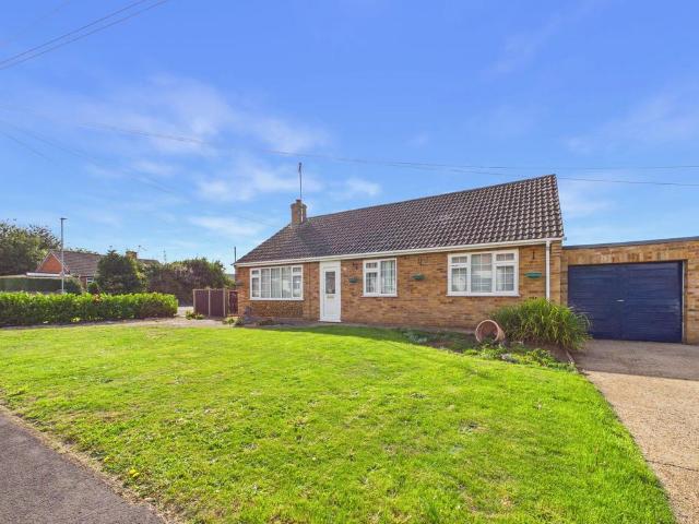 High Hatters Close, Downham Market PE38 3 bed bungalow to rent £1,100 pcm £254 pw
