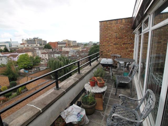High Kingsdown, Bristol BS2, 3 bed flat to rent, £2,850 pcm | PrimeLocation