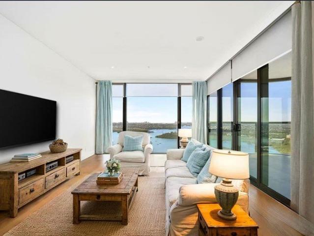 High Level, Near New, 3 Bed Apt in the Heart of Rhodes!