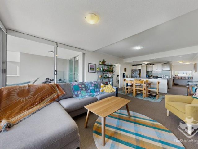 High Level Corner Apartment with Beautiful Pool Views