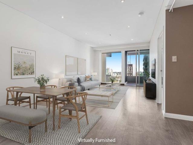 High Level Living, Everyday Convenience & Beautiful Water & Hyde Park Views