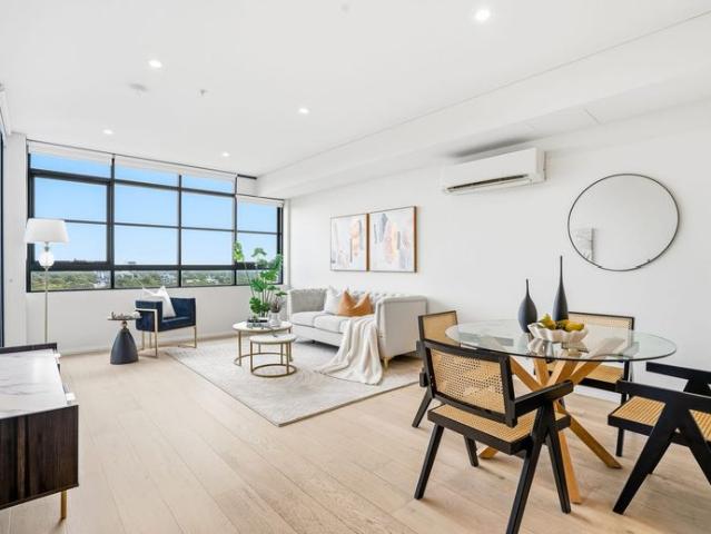 High Level Residence Overlooking Panoramic Views and Located In The Ultimate Convenience