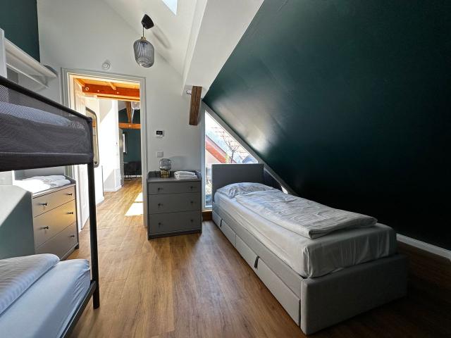 High quality 3 bedroom maisonette apartment with spacious living area and balcony, Leipzig Amsterdam Apartments for Rent