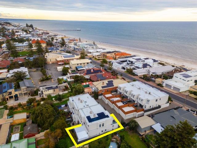 HIGH QUALITY EXECUTIVE RESIDENCE ONE HOUSE BACK FROM THE ESPLANADE
