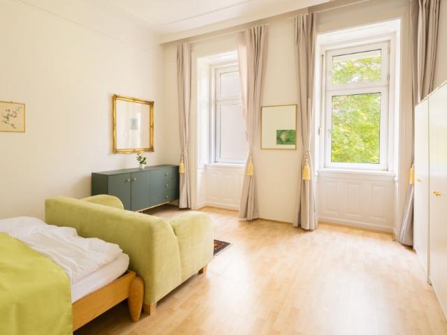 High quality, fully equipped period apartment near Kutschkermarkt, excellent transport links