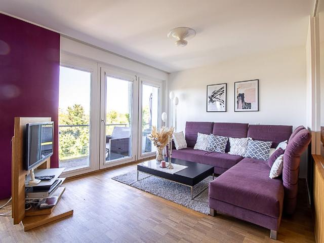 High quality furnished apartment including Wi Fi/MagentaTV, parquet flooring, balcony, and underground parking space