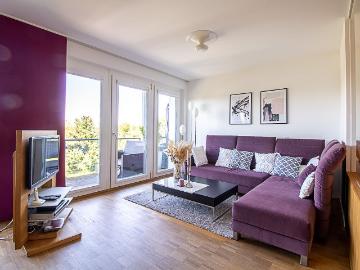 High quality furnished apartment including Wi Fi/MagentaTV, parquet flooring, balcony, and underground parking space