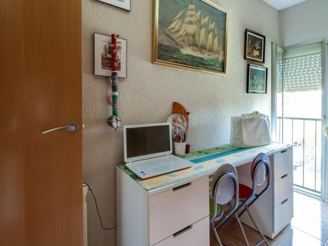 High quality single bedroom, close to the Sant Martí metro station, just for female tenants